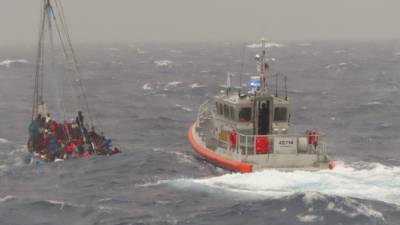 La Guardia Costera de EEUU rescató a decenas de migrantes en una embarcación que se encontraba al borde del naufragio en aguas de Florida.