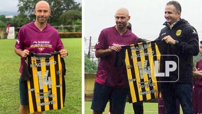 El presidente del Real España, Elías Burbara, le obsequió la camiseta del club al exjugador argentino Javier Mascherano.