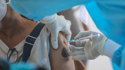 Una persona recibiendo una dosis de vacuna.