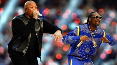 Los raperos estadounidenses Dr. Dre y Snoop Dogg durante el espectáculo del medio tiempo del Super Bowl LVI, en el SoFi Stadium.