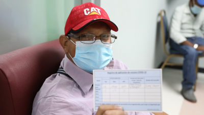 Un paciente renal con su carnet de vacunación.