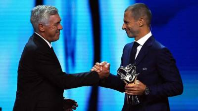 Aleksander Ceferin, presidente de la UEFA, entregó el premio a Carlo Ancelotti.