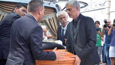 José Mourinho ayudó a llevar hasta la iglesia el ataúd de su padre, que fue cubierto con las banderas de los equipos Belenenses y el Vitória de Setúbal.