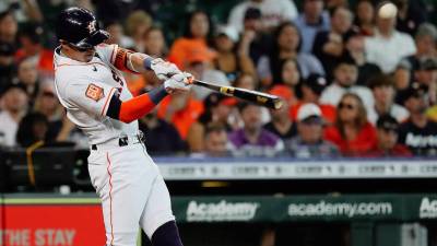 Mauricio Dubón conectando la bola jardín central contra los Marlins de Miami.