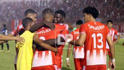 Los jugadores del Vida celebran el gol del triunfo marcado por Lucas Lezcano.