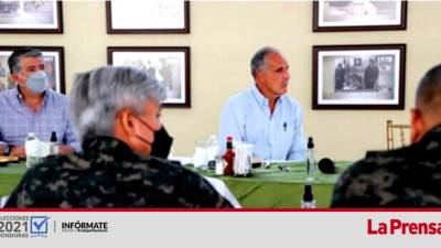 Asfura, en la exposición de los jerarcas de la milicia hondureña. Las elecciones son el 28 de noviembre.