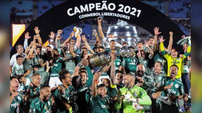 El plantel del Palmeiras celebrando con el troefo de campeones de la Copa Libertadores 2021.