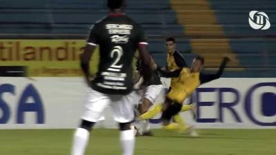 La dura falta de Mayron Flores por la espalda sobre el argentino Juan Vieyra.