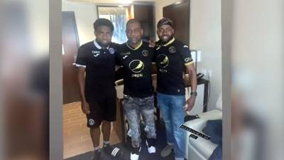 Cristopher Meléndez junto a su padre Pablo y su hermano Alexander en un emotivo reencuentro en Seattle.