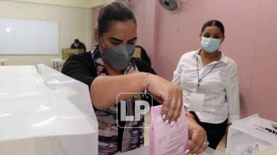 Rosa Elena de Lobo al momento de ingresar las papeletas a las urnas.