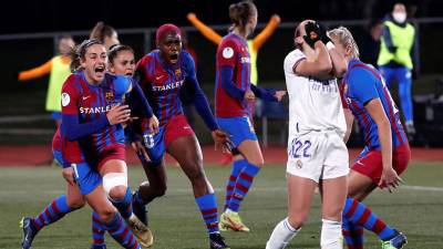 La delantera española del Barcelona, Alexia Putellas (i), celebra la consecución del gol ante el Real Madrid durante la semifinal de la Supercopa de España.