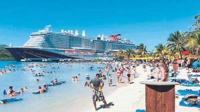 Con la mitad de pasajeros llegan los cruceros a Roatán por la pandemia