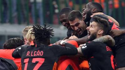 Los futbolistas del AC Milan festejando el gol de la remontada contra Hellas Verona.