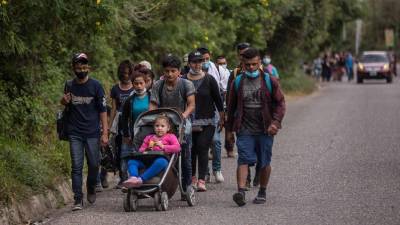 Fotografía de archivo donde se observa a varios migrantes hondureños que forman una caravana migrante.