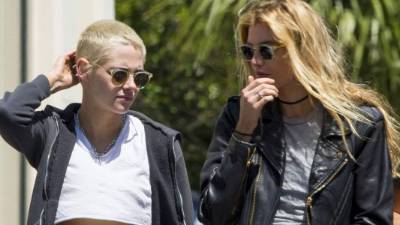 Kristen Stewart y Stella Maxwell