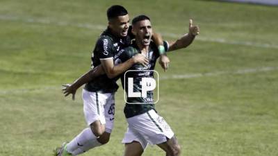 Isaac Casitllo y Lucas Campana celebrando el segundo gol del Marathón contra el Victoria.