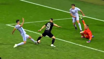 La jugada de Sergio Busquets con Rafael Santos Borré que el árbitro había pitado como penal, pero que después anuló con la ayuda del VAR.