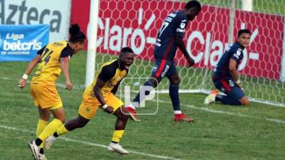 Júnior Lacayo celebrando su gol contra el Motagua en el estadio Nacional Chelato Uclés.