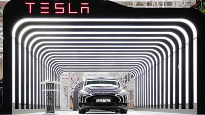 Tesla actualizará de forma remota y gratuita el software de los vehículos.