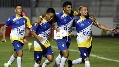 Lesvin Medina celebrando su gol con sus compañeros.