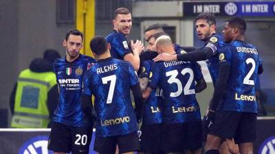 Los jugadores del Inter de Milán festejando el gol de Stefano Sensi que les dio la clasificación a cuartos de final de la Copa Italia.