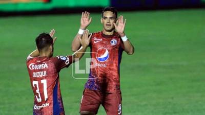 Roberto Moreira celebra su gol con Diego Auzqui en el partido ante Honduras Progreso.