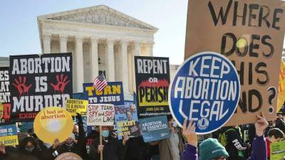 Activistas a favor y en contra del aborto se manifestan frente a la Corte Suprema de Estados Unidos en Washington DC, el 1 de diciembre de 2021.