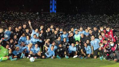 Los jugadores de Uruguay celebrando la clasificación al Mundial de Qatar 2022.
