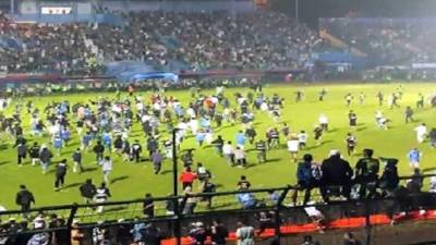 Batalla campal dejó, al menos, 127 muertos en partido entre Arema FC y Persebaya Surabaya en el fútbol de Indonesia.