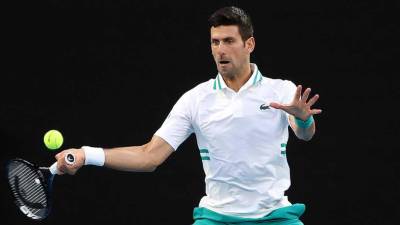 Novak Djokovic no será expulsado antes del lunes, fecha de una nueva audiencia ante un juez de Melbourne.