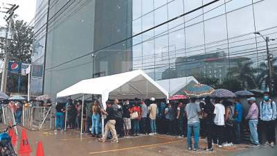Bajo la lluvia esperaron ser atendidos ayer los usuarios que se encontraban afuera del Registro de SPS.