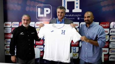 Diego Vázquez en su presentación como entrenador de la Selección de Honduras, acompañado por su asistente Ninrod Medina y por Gerardo Ramos, gerente de Fenafuth.