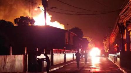 Hospital de Roatán es consumido por las llamas