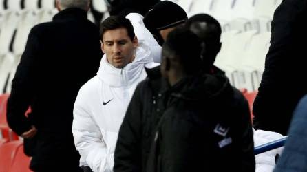 Messi en el banquillo de suplentes del PSG.
