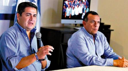 Foto de archivo de los expresidentes hondureños Juan Orlando Hernández y Porfirio Lobo Sosa.