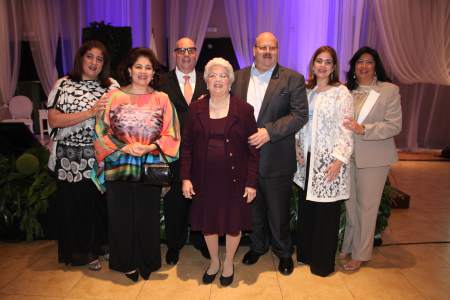 María Teresa, Martha, Miguel, Jorge Shibli, Ruth Marie y Elena Canahuati con su madre Martha Larach de Canahuati