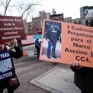 Hondureños protestan contra JOH afuera de la Corte en NY