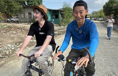 Shin Fujiyama y Alexander Makarov pasean en las calles de Aldea del Carmen, en San Pedro Sula.