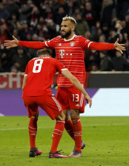 Eric Maxim Choupo-Moting celebrando su gol con Leon Goretzka.