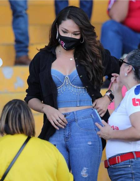 Sirey Morán, coronada como la reina de “Nuestra Belleza Latina”, asistió al estadio Nacional para apoyar a su amado equipo Real España.