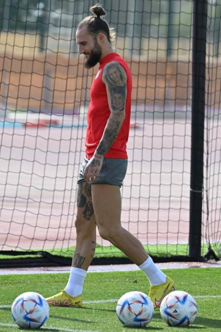 Serbia's midfielder Nemanja Gudelj takes part in a training session at the Al Arabi SC Training Facilities in Doha on November 27, 2022, on the eve of the Qatar 2022 World Cup football match between Cameroon and Serbia. (Photo by ANDREJ ISAKOVIC / AFP)