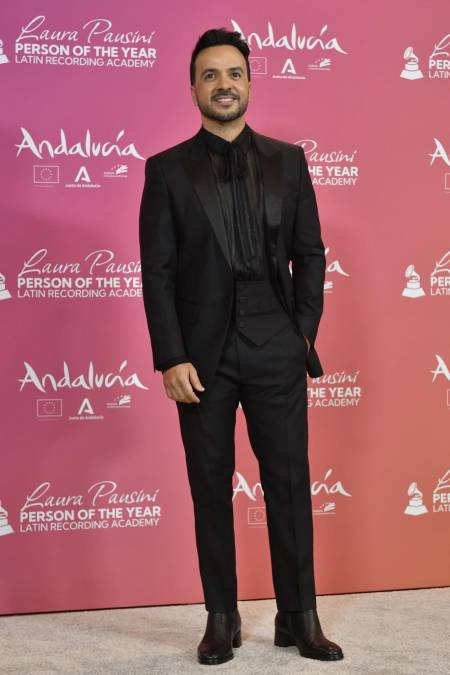 El cantautor puertorriqueño Luis Fonsi esta vez para la premiación optó por un atuendo formal en color negro.
