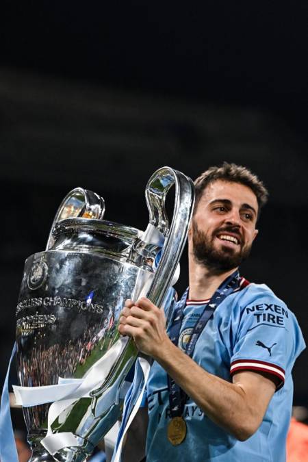 Bernardo Silva con la Copa.