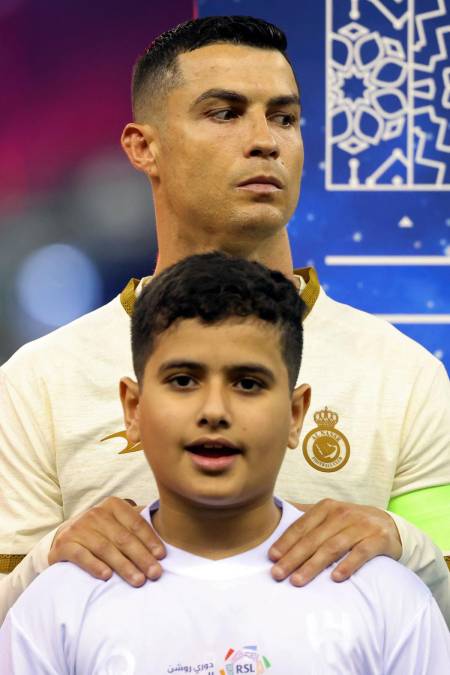Cristiano Ronaldo, con semblante serio durante los actos protocolares previo al partido.