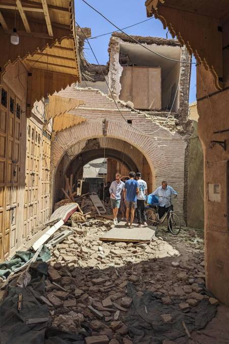 El número de muertos en el terremoto que azotó anoche Marruecos superó la barrera de los mil, hasta los 1.037, en el balance dado hasta las 13.00 hora local, lo mismo que los heridos, que se contabilizaron en 1.204, 721 de ellos graves. 
