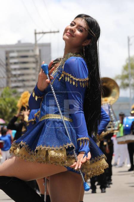 Además, su traje azul eléctrico incorporado con detalles dorados lució perfecto en las fiestas patrias. Fotografías: La Prensa. 