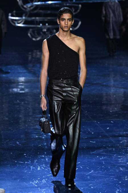 Silvia <b>Fendi</b>, nieta de los fundadores de la marca de lujo italiana, remodeló también el icónico bolso “Baguette” con cuero bruñido y bolsillos.