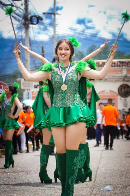 Luciendo un traje verde esta señorita luce espectacular. Foto cortesía (Christopher Cantarero). 