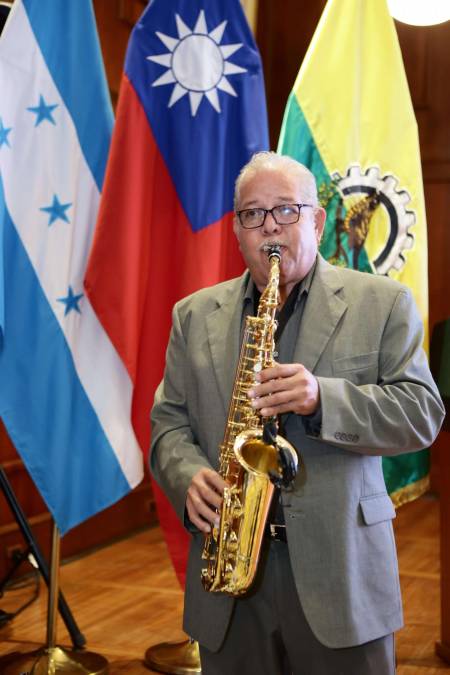 El saxofonista Luis Gutiérrez ambientó con su talento musical.