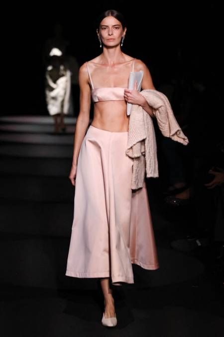 Una modelo luce otra de las propuestas de Altuzarra son los crop tops con faldas. La colección primavera-verano 2024 fue presentada en el fashion show de la Semana de la Moda en el New York Public Library.